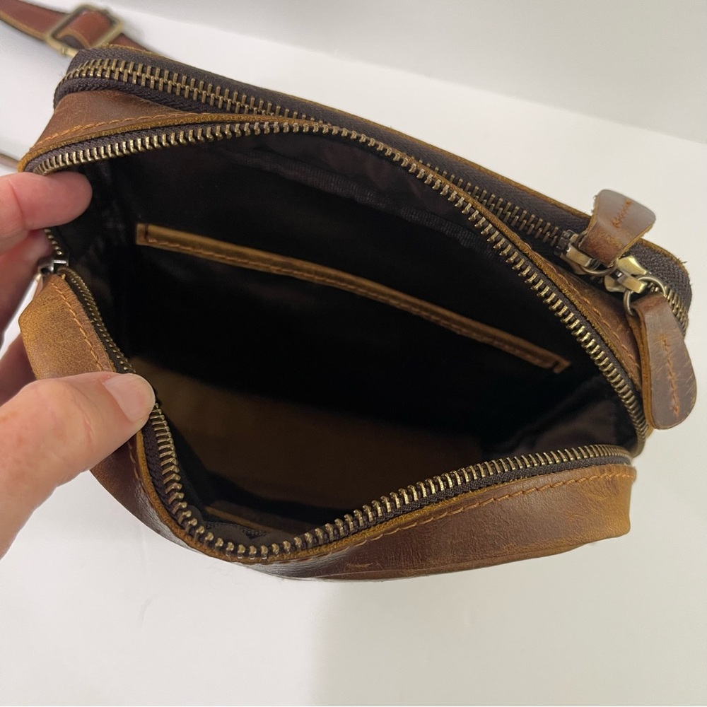 Jack & Chris Mens or Women’s Brown Leather Crossbody Bag with Multiple Pockets - Picture 9 of 15